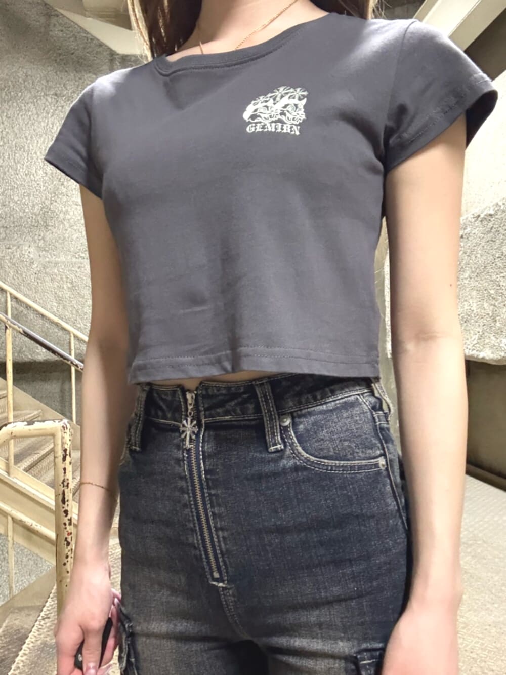 ブラック系のサンダル、ブルー系のデニムパンツ、グレー系のTシャツ/カットソーを着用したレディースの夏コーディネートの4枚目の写真