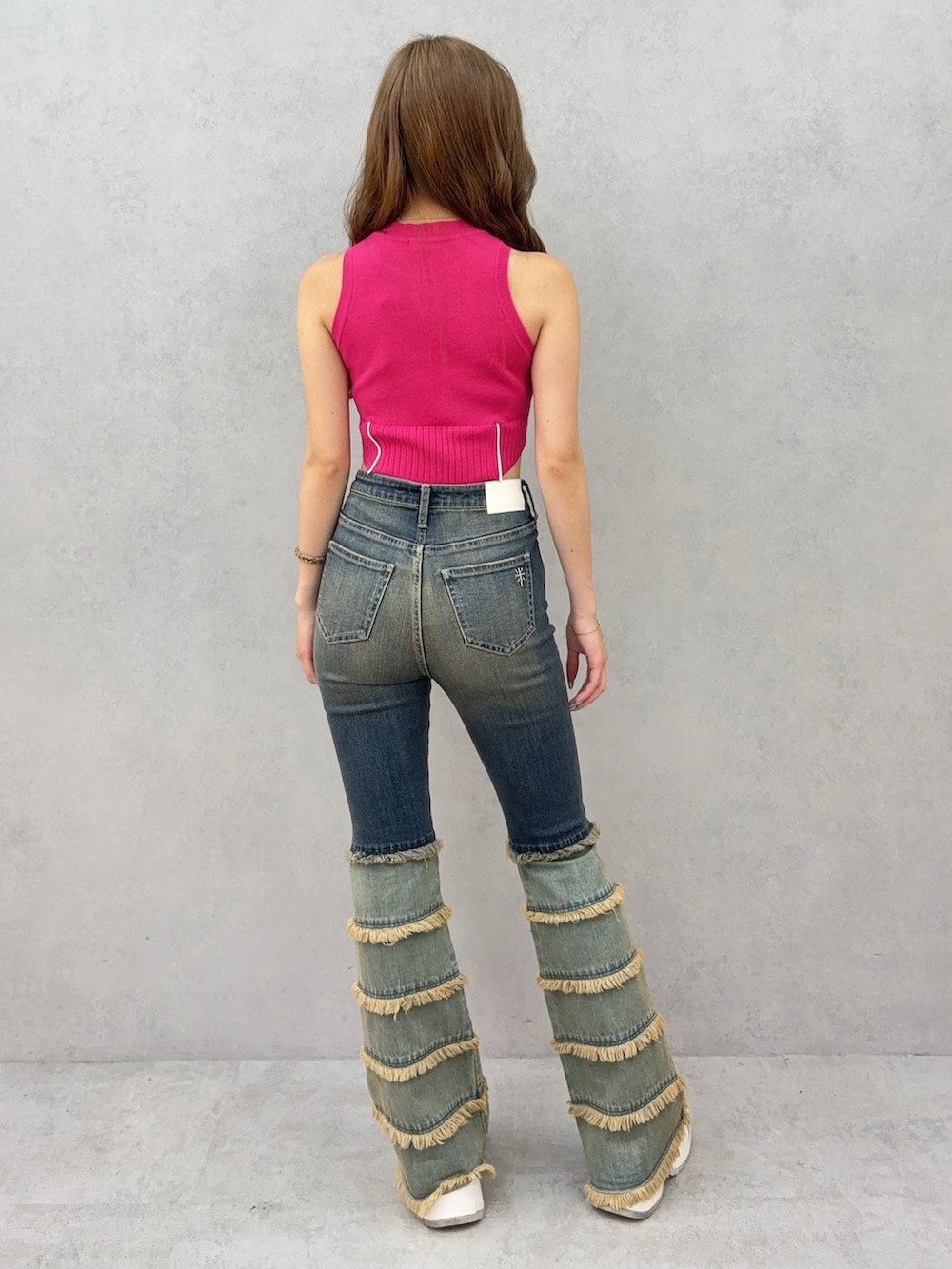 ブルー系のデニムパンツ、ホワイト系のサンダル、ピンク系のニット/セーターを着用したレディースの夏コーディネートの3枚目の写真