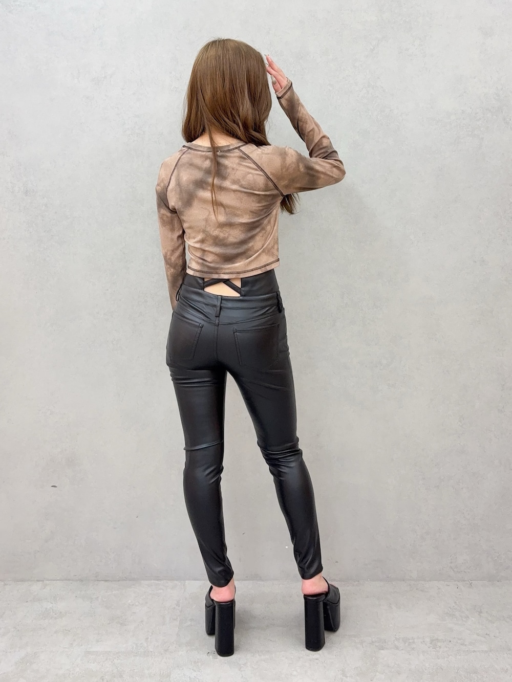 ブラック系のその他パンツ、ブラック系のサンダル、ブラウン系のTシャツ/カットソーを着用したレディースの夏コーディネートの3枚目の写真