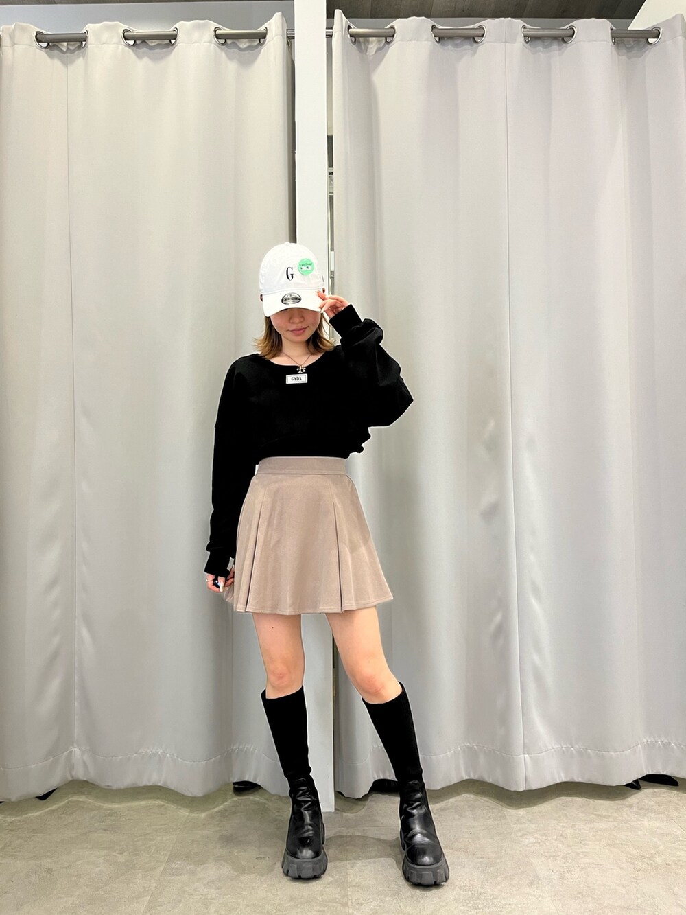 ベージュ系のブルゾン、ブラック系のスウェット、ベージュ系のスカートを着用したレディースの冬コーディネートの3枚目の写真