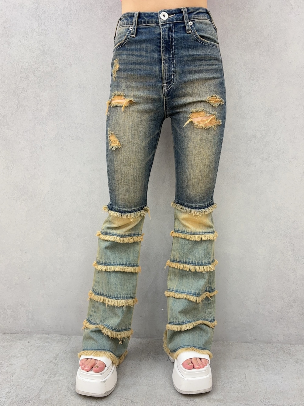 ブルー系のデニムパンツ、ホワイト系のサンダル、ピンク系のニット/セーターを着用したレディースの夏コーディネートの5枚目の写真