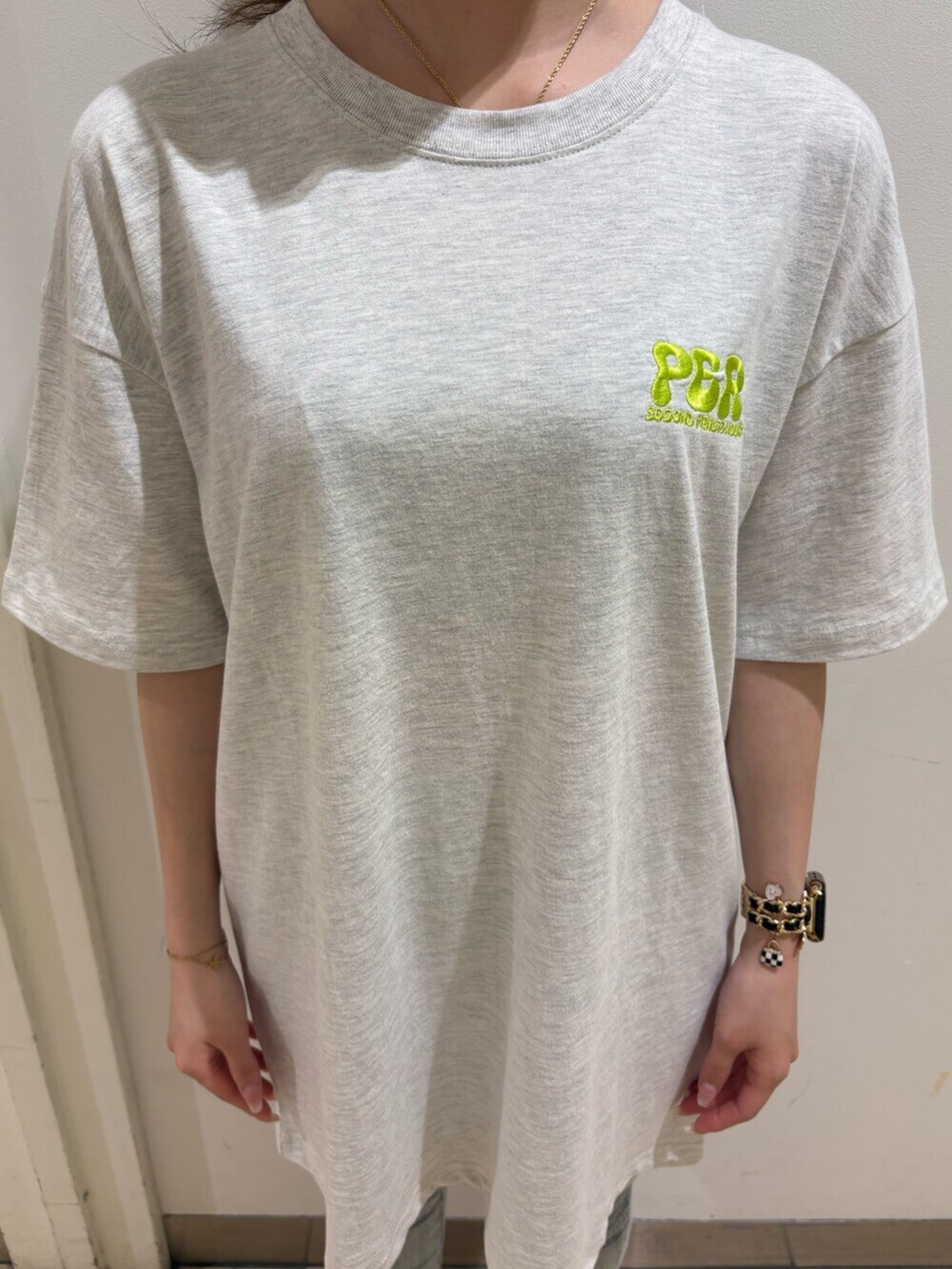 ホワイト系のサンダル、ブルー系のデニムパンツ、グレー系のTシャツ/カットソーを着用したレディースの春コーディネートの4枚目の写真