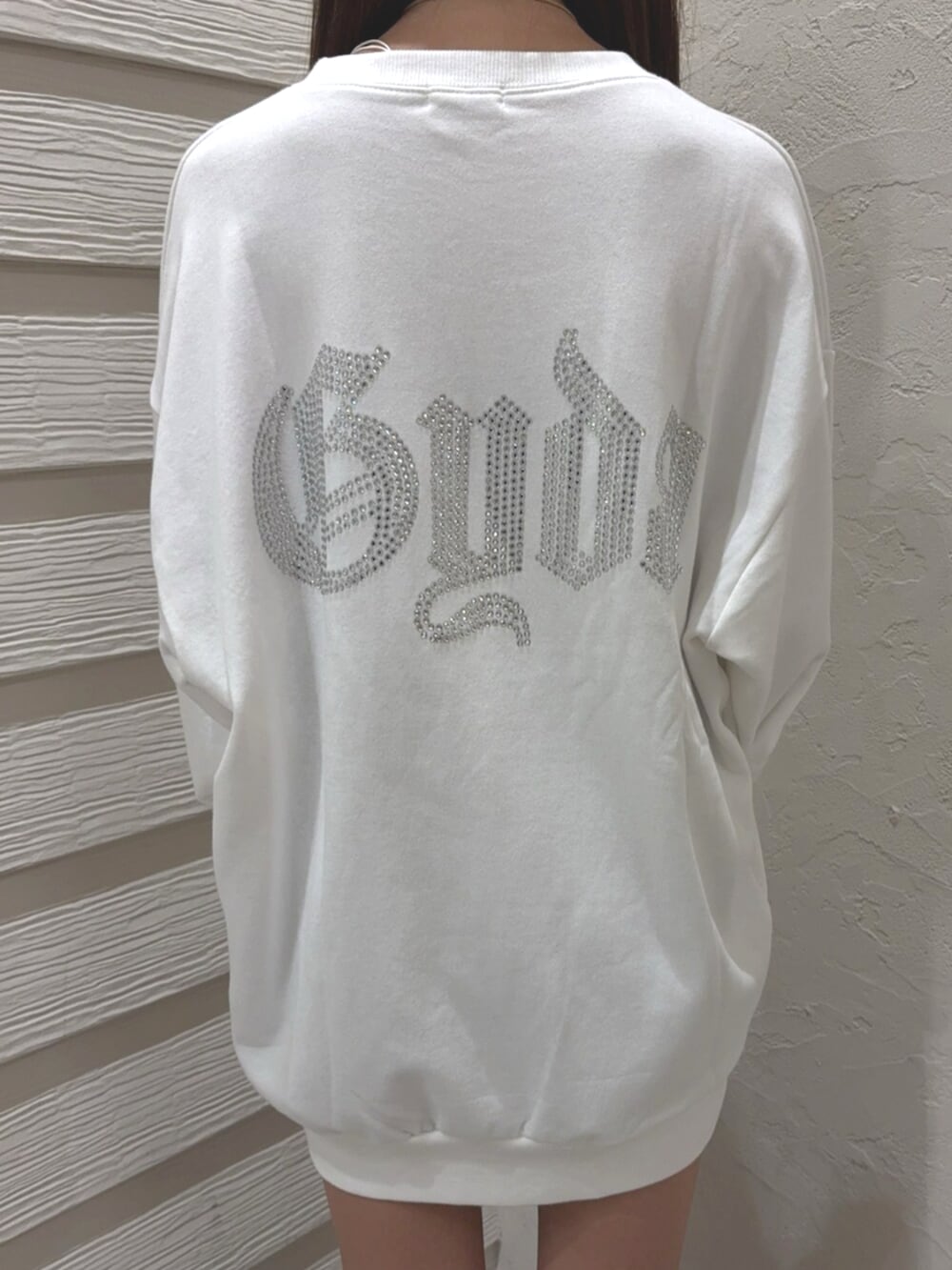 ブラック系のブーツ、ホワイト系のパーカーを着用したレディースの秋コーディネートの5枚目の写真