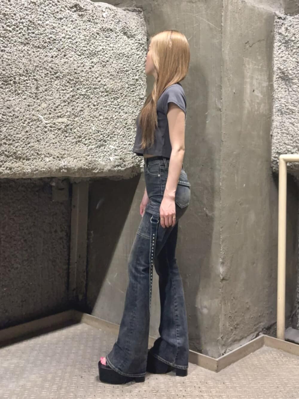 ブラック系のサンダル、ブルー系のデニムパンツ、グレー系のTシャツ/カットソーを着用したレディースの夏コーディネートの2枚目の写真
