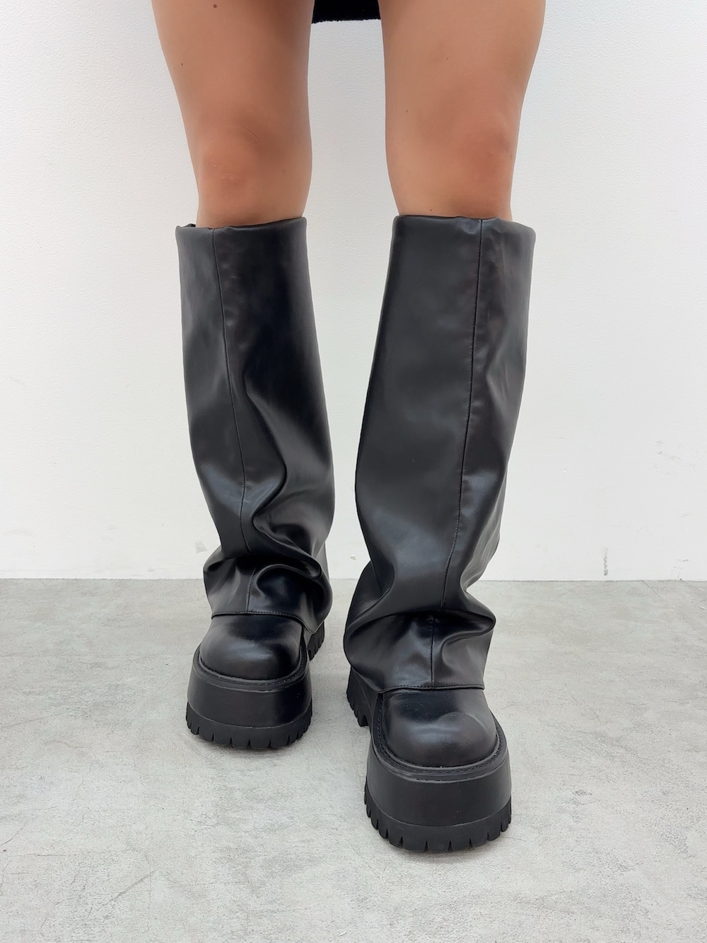 その他のニット/セーター、ブラック系のスカート、ブラック系のブーツを着用したレディースの秋コーディネートの5枚目の写真