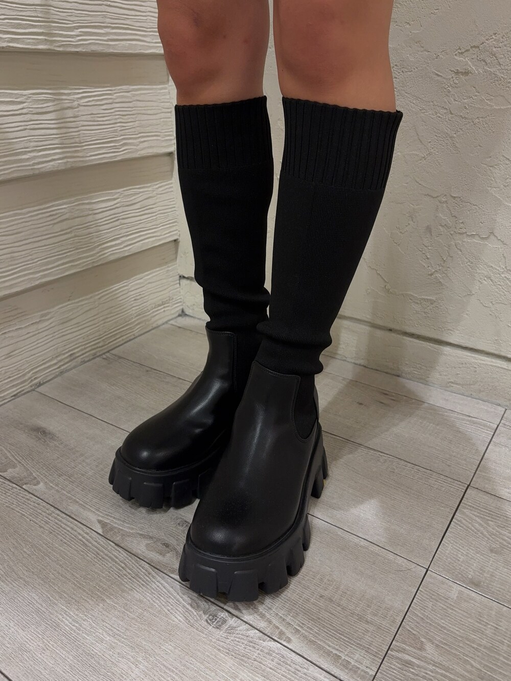 ホワイト系のニット/セーター、ブルー系のデニムスカート、ブラック系のブーツを着用したレディースの秋コーディネートの5枚目の写真