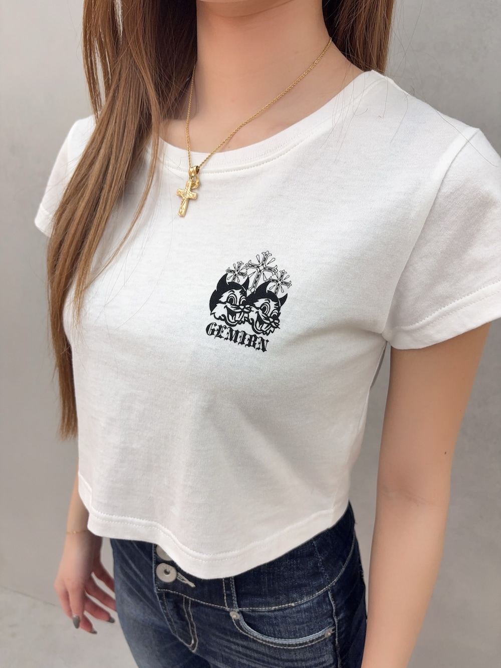 ブルー系のデニムパンツ、ブラック系のサンダル、ホワイト系のTシャツ/カットソーを着用したレディースの春コーディネートの4枚目の写真