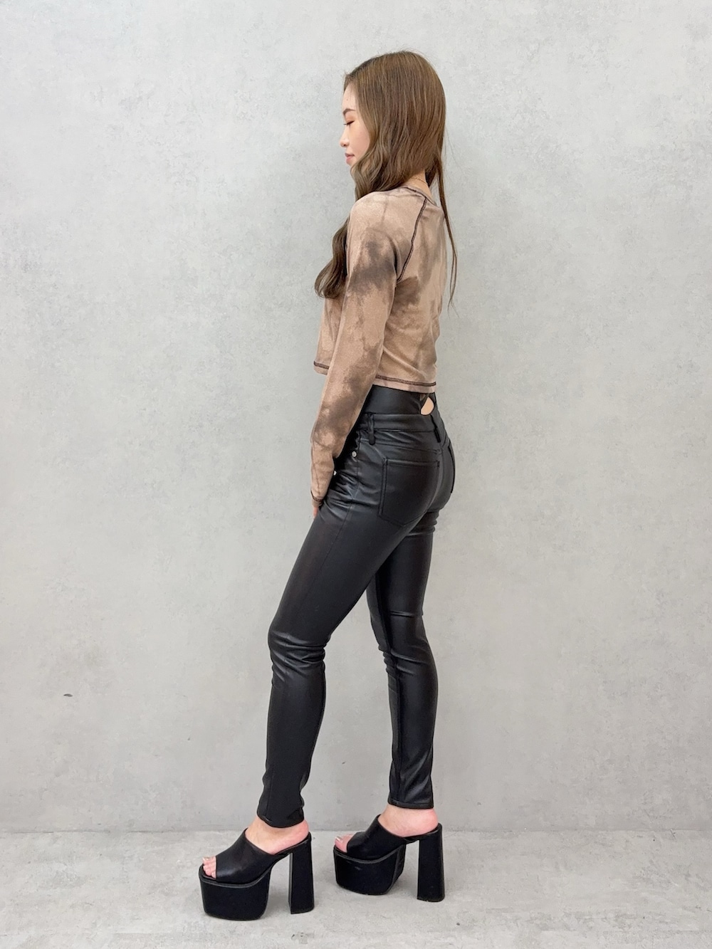 ブラック系のその他パンツ、ブラック系のサンダル、ブラウン系のTシャツ/カットソーを着用したレディースの夏コーディネートの2枚目の写真