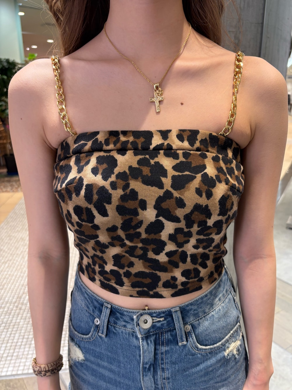 その他のキャミソール、ブラック系のサンダル、ブルー系のデニムスカートを着用したレディースの春コーディネートの4枚目の写真