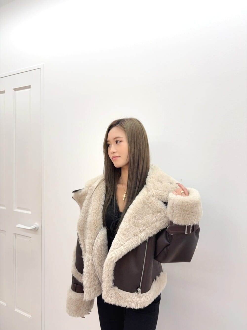 ブラック系のブーツ、ブラック系のデニムパンツ、ブラック系のTシャツ/カットソーを着用したレディースの秋コーディネートの4枚目の写真