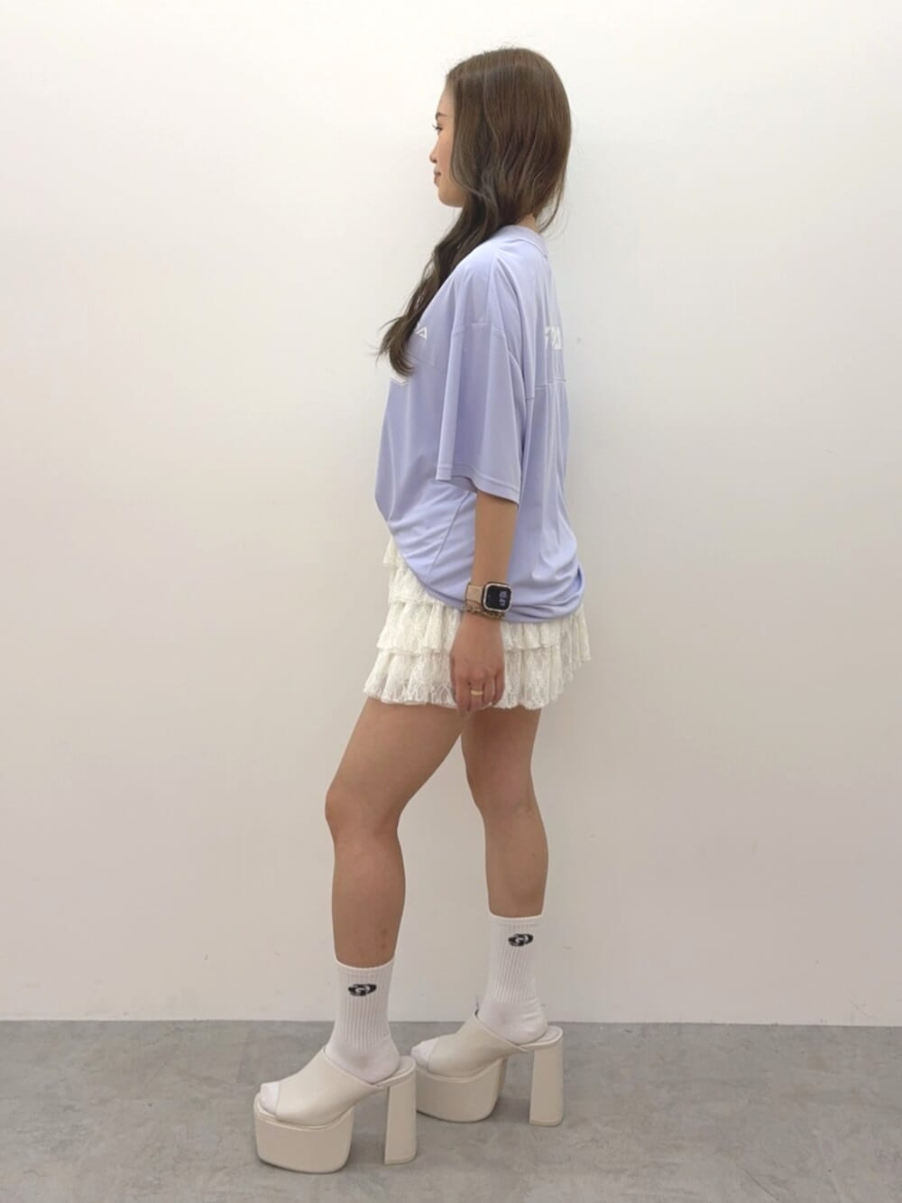 ホワイト系のサンダル、パープル系のTシャツ/カットソー、ホワイト系のその他パンツを着用したレディースの夏コーディネートの2枚目の写真