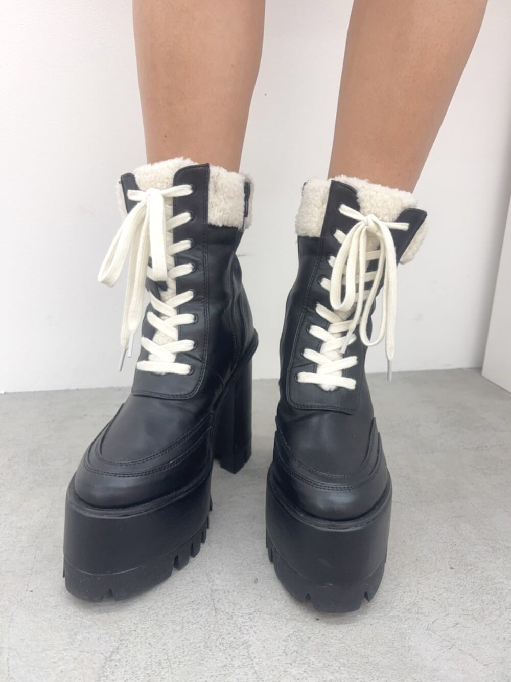 ブラック系のブーツ、ブラック系のTシャツ/カットソー、その他のパーカーを着用したレディースの冬コーディネートの6枚目の写真