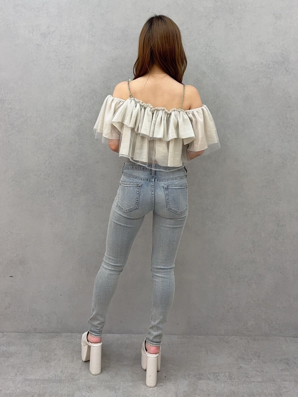 ベージュ系のシャツ/ブラウス、ブルー系のデニムパンツ、ホワイト系のサンダルを着用したレディースの夏コーディネートの3枚目の写真