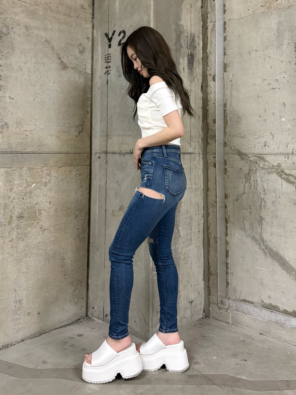 ホワイト系のTシャツ/カットソー、ブルー系のデニムパンツ、ホワイト系のサンダルを着用したレディースの春コーディネートの2枚目の写真