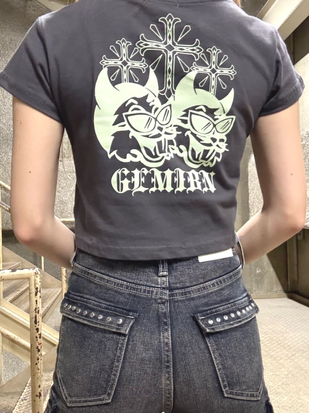 ブラック系のサンダル、ブルー系のデニムパンツ、グレー系のTシャツ/カットソーを着用したレディースの夏コーディネートの5枚目の写真