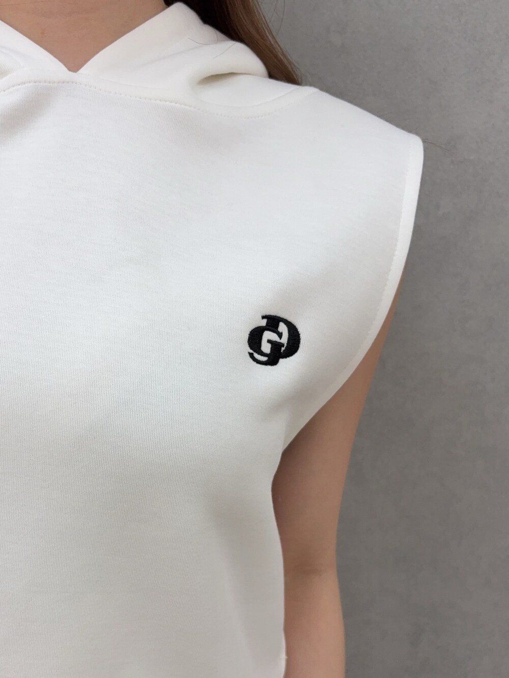 ホワイト系のパーカー、ブルー系のデニムパンツ、ホワイト系のサンダルを着用したレディースの夏コーディネートの5枚目の写真