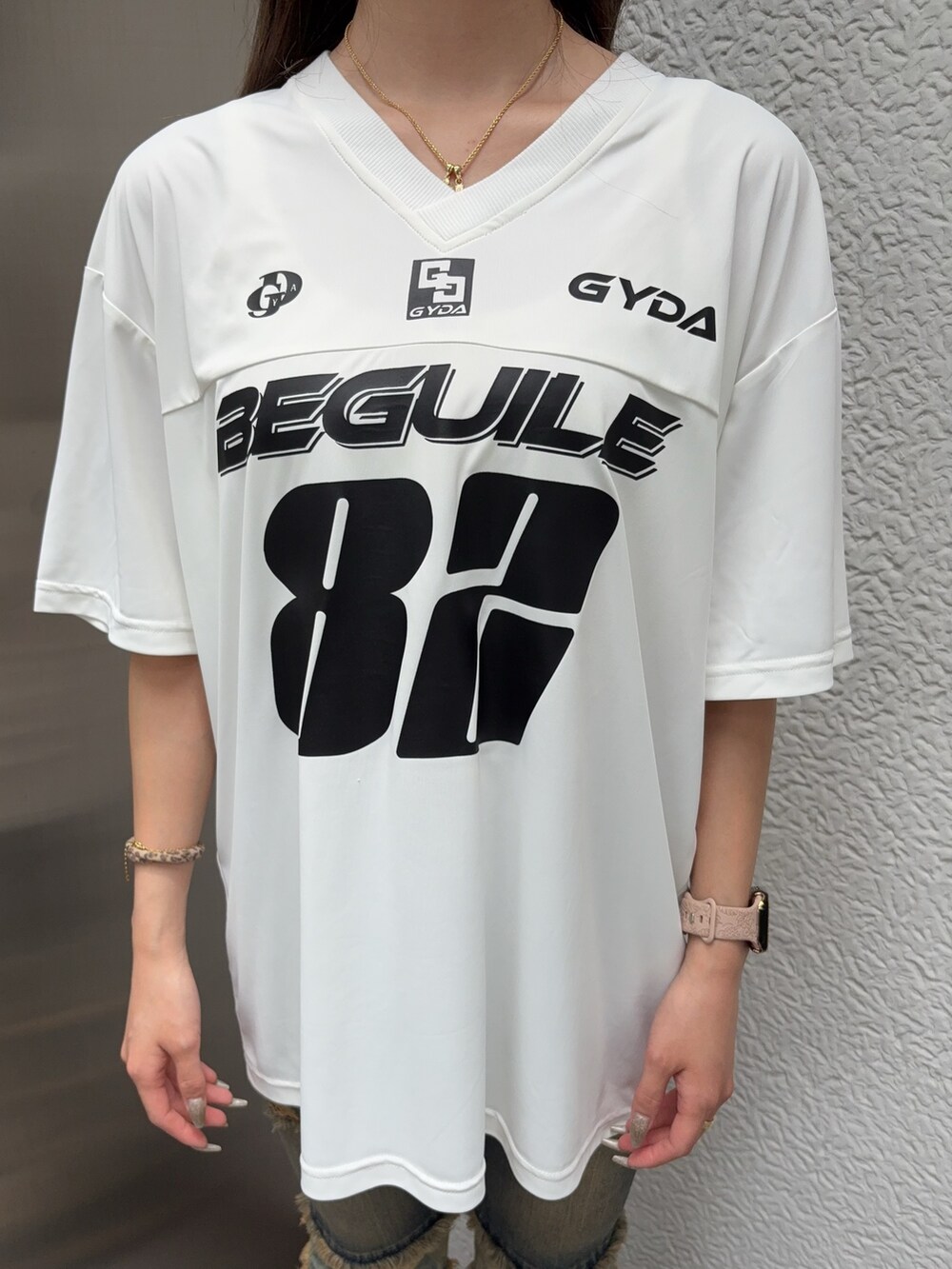 ホワイト系のTシャツ/カットソー、ブルー系のデニムパンツ、ブラック系のサンダルを着用したレディースの夏コーディネートの5枚目の写真