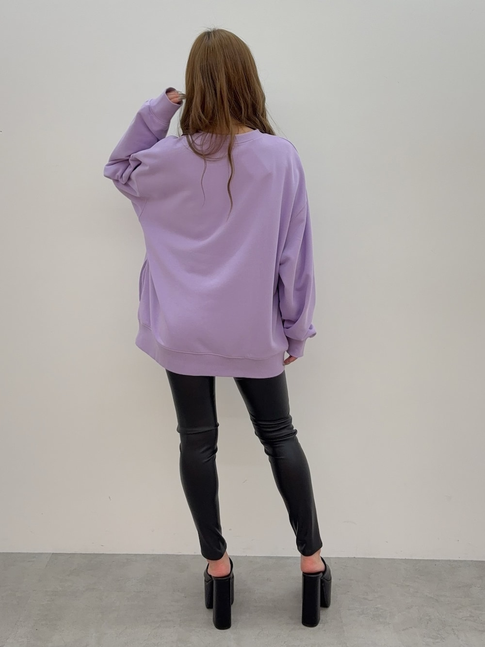 ブラック系のその他パンツ、ブラック系のサンダル、パープル系のスウェットを着用したレディースの夏コーディネートの3枚目の写真