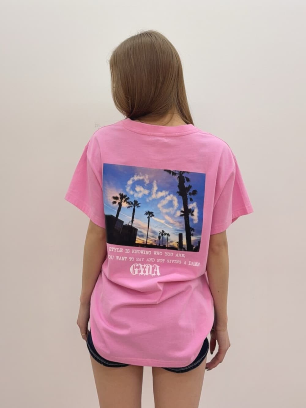 ピンク系のTシャツ/カットソー、ブルー系のデニムパンツ、ホワイト系のサンダルを着用したレディースの春コーディネートの4枚目の写真