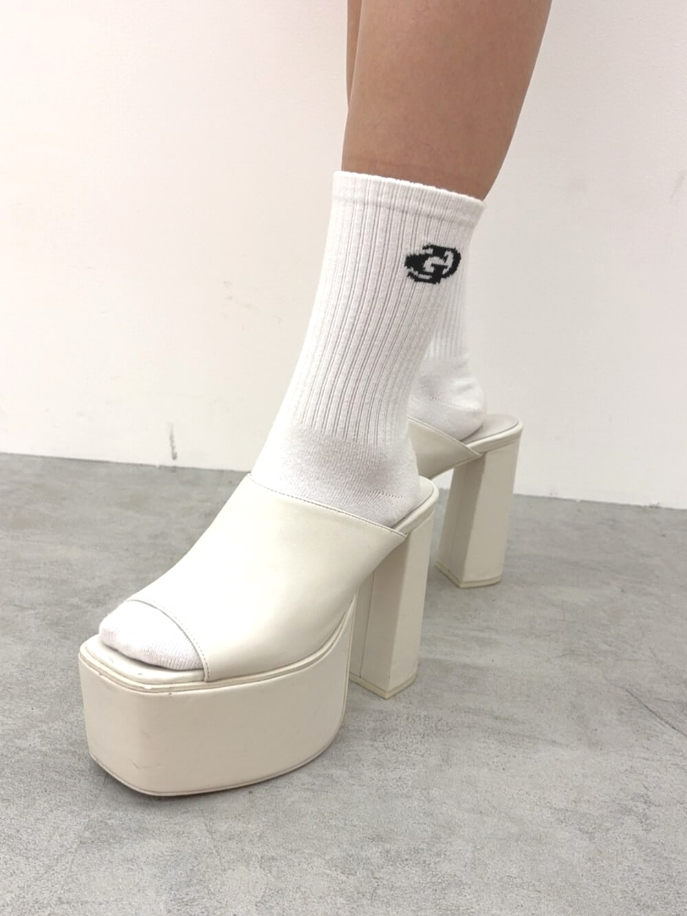 ホワイト系のサンダル、ピンク系のワンピース、ホワイト系のソックス/靴下を着用したレディースの夏コーディネートの6枚目の写真