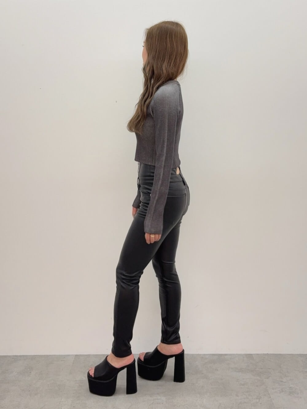 ブラック系のサンダル、ブラック系のその他パンツ、ブラック系のニット/セーターを着用したレディースの夏コーディネートの2枚目の写真