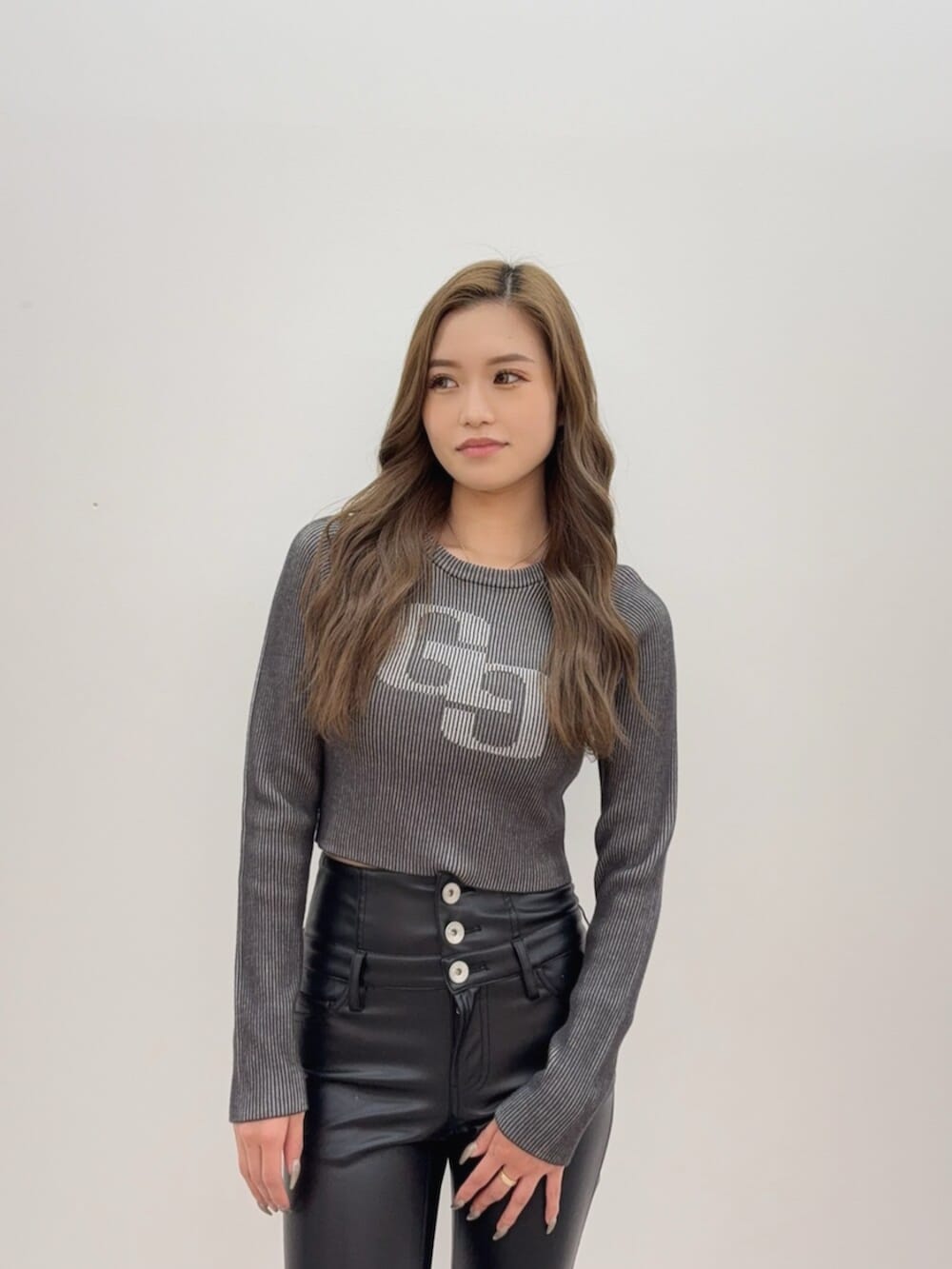 ブラック系のサンダル、ブラック系のその他パンツ、ブラック系のニット/セーターを着用したレディースの夏コーディネートの4枚目の写真