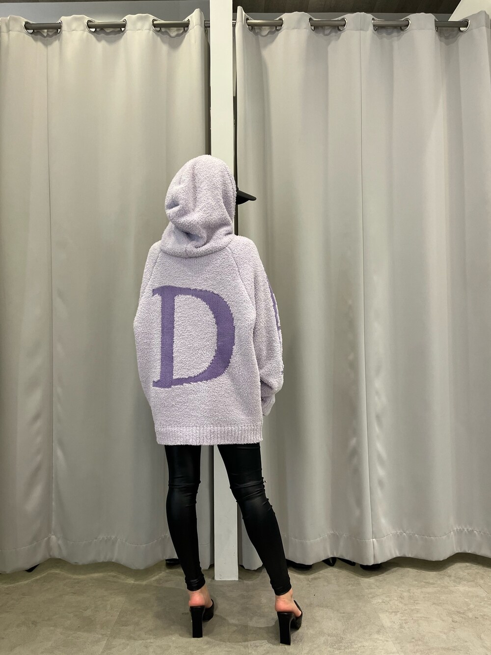 パープル系のニット/セーター、ブラック系のその他パンツ、ブラック系のパンプスを着用したレディースの冬コーディネートの4枚目の写真