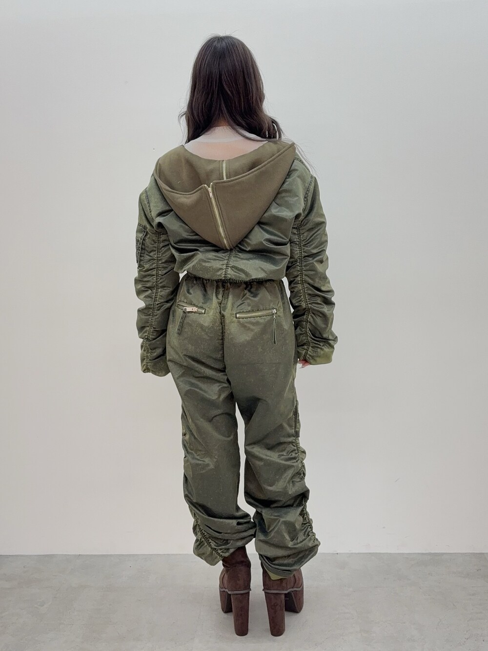 グリーン系のブルゾン、グリーン系のその他パンツ、ブラウン系のブーツを着用したレディースの秋コーディネートの3枚目の写真