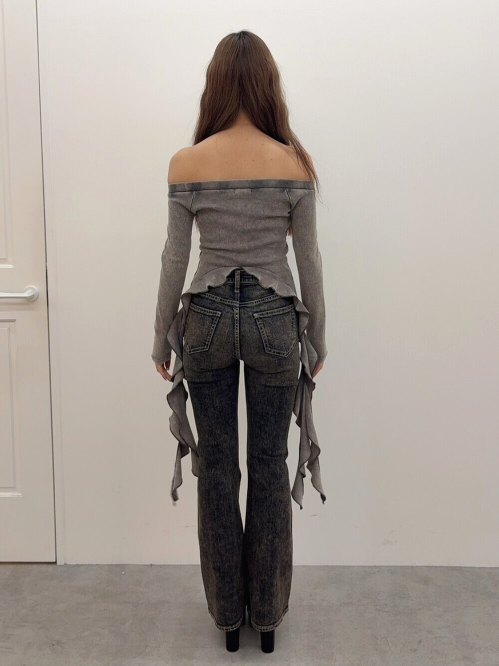 ブラック系のブーツ、ブルー系のデニムパンツ、グレー系のTシャツ/カットソーを着用したレディースの春コーディネートの3枚目の写真
