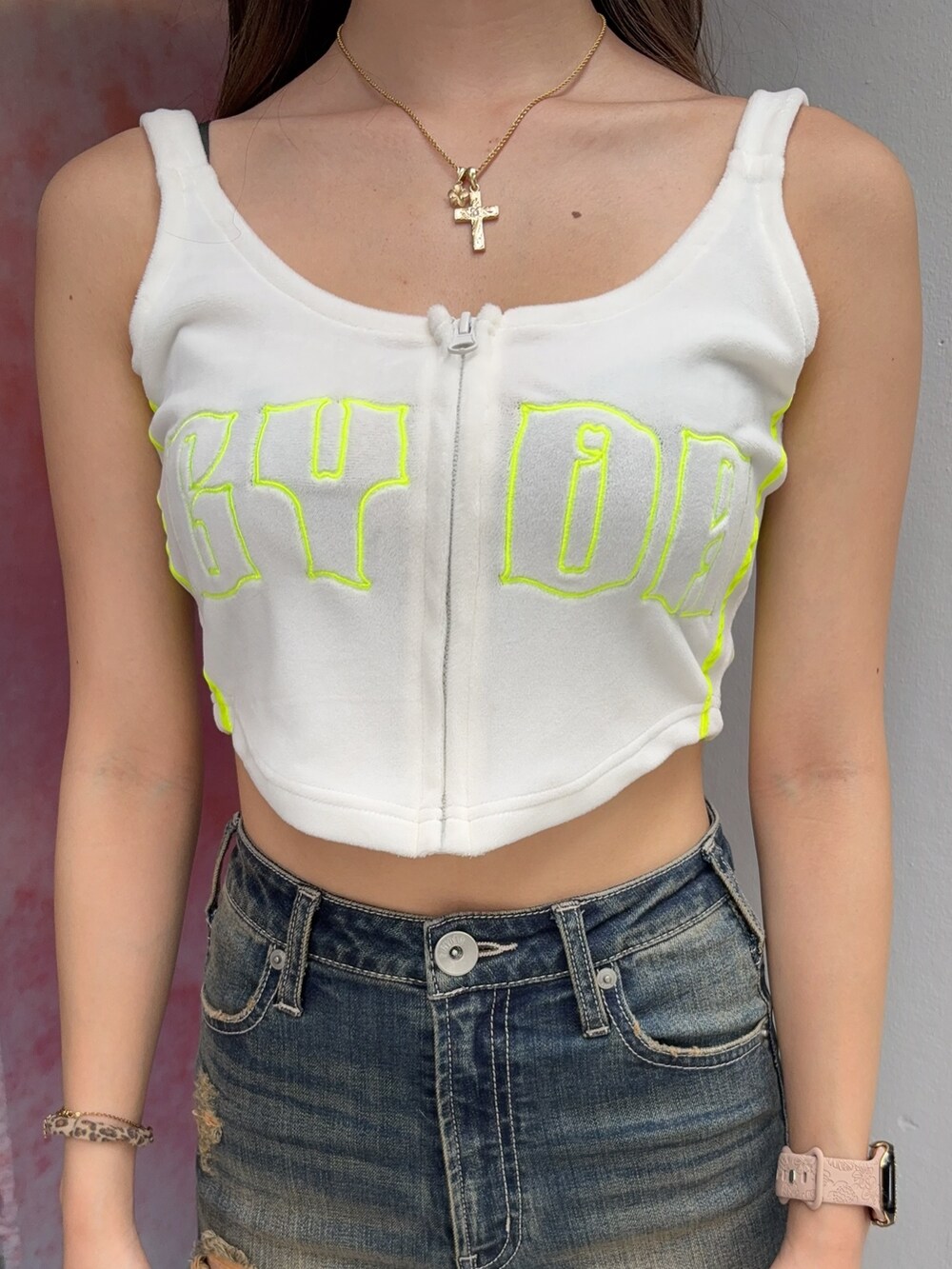 ブルー系のデニムパンツ、ブラック系のサンダル、ホワイト系のキャミソールを着用したレディースの夏コーディネートの4枚目の写真