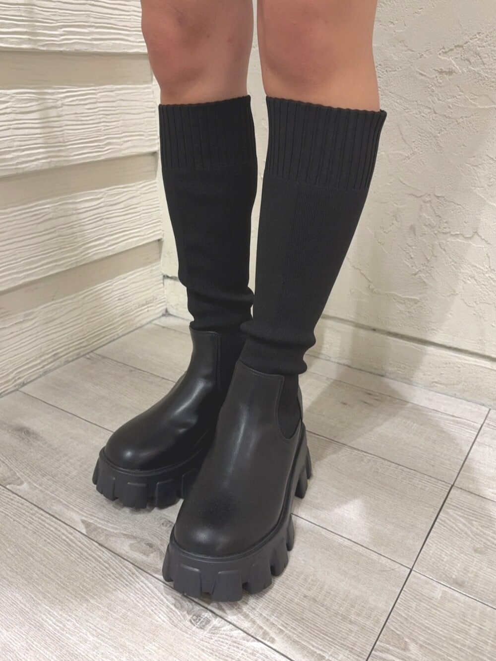 ブラック系のブーツ、ホワイト系のパーカーを着用したレディースの秋コーディネートの6枚目の写真