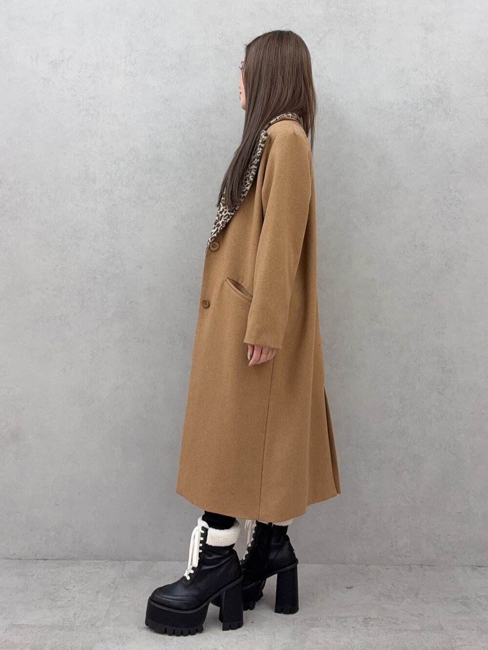 イエロー系のダウンジャケット/コート、ブラック系のブーツ、ブラック系のデニムパンツを着用したレディースの冬コーディネートの2枚目の写真