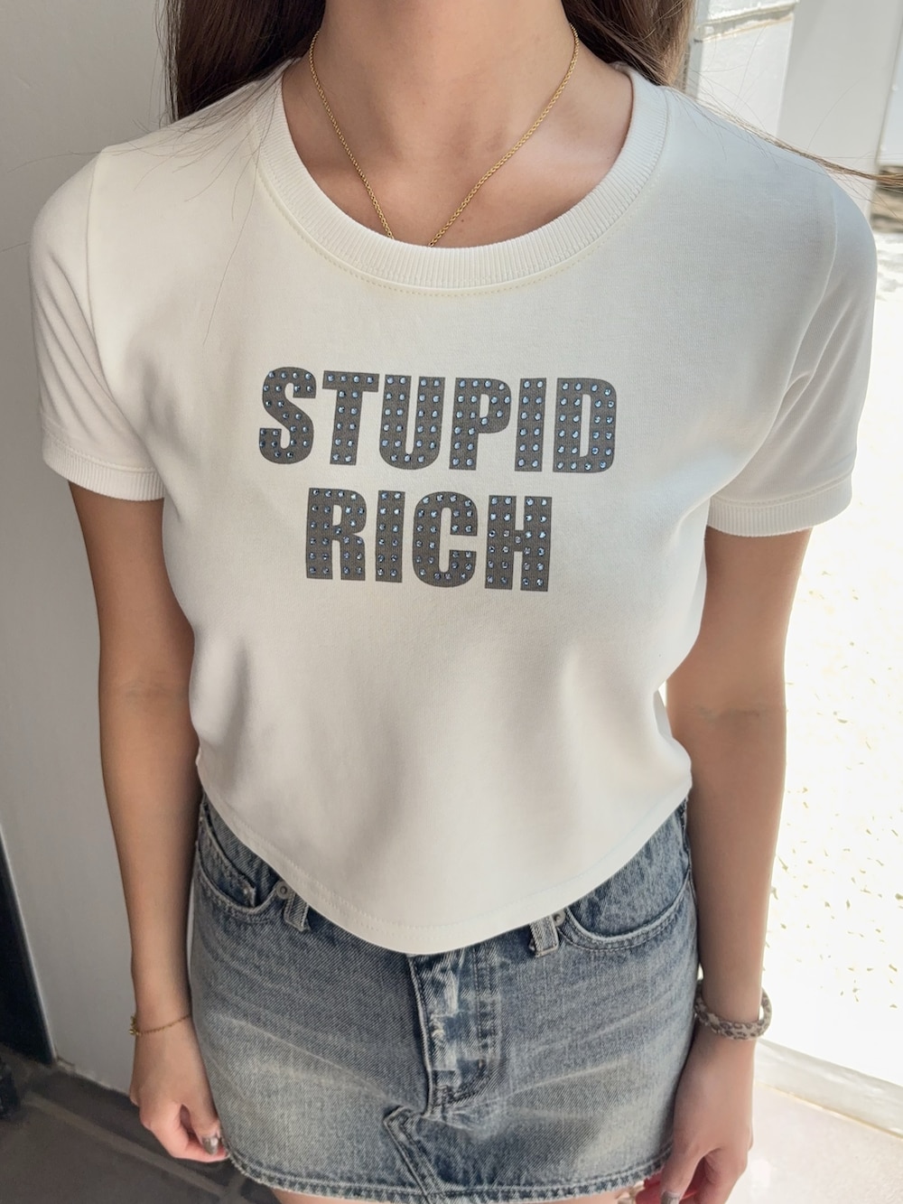 ホワイト系のTシャツ/カットソー、ブルー系のデニムスカート、ホワイト系のサンダルを着用したレディースの夏コーディネートの4枚目の写真