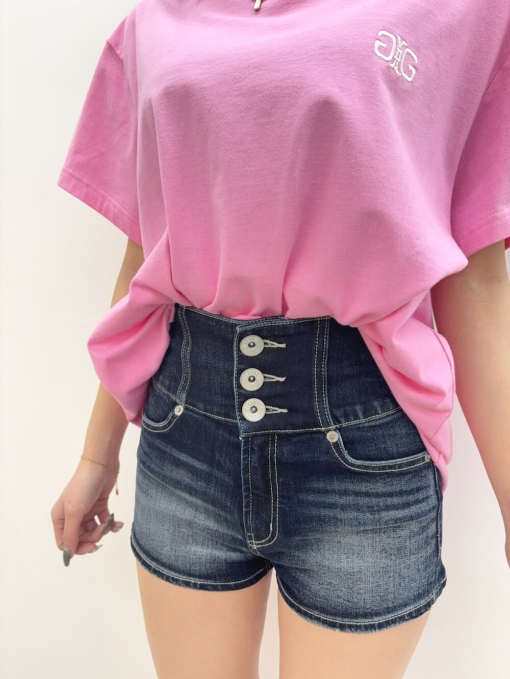 ピンク系のTシャツ/カットソー、ブルー系のデニムパンツ、ホワイト系のサンダルを着用したレディースの春コーディネートの5枚目の写真