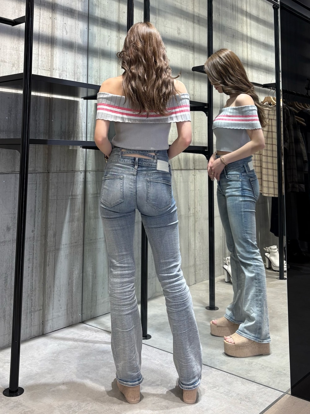 グレー系のTシャツ/カットソー、ブルー系のデニムパンツ、ホワイト系のサンダルを着用したレディースの春コーディネートの3枚目の写真
