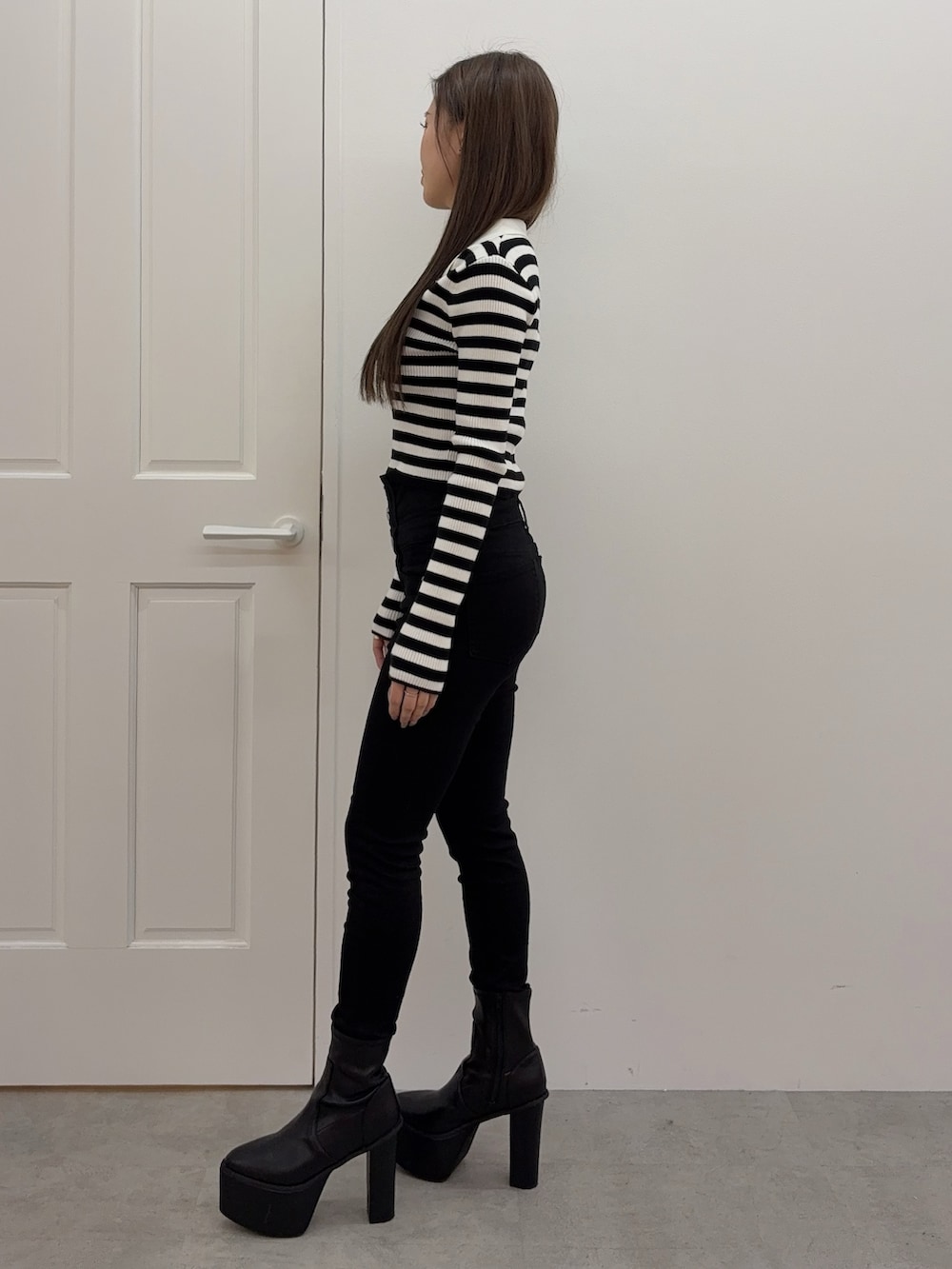 その他のニット/セーター、ブラック系のデニムパンツ、ブラック系のブーツを着用したレディースの冬コーディネートの2枚目の写真