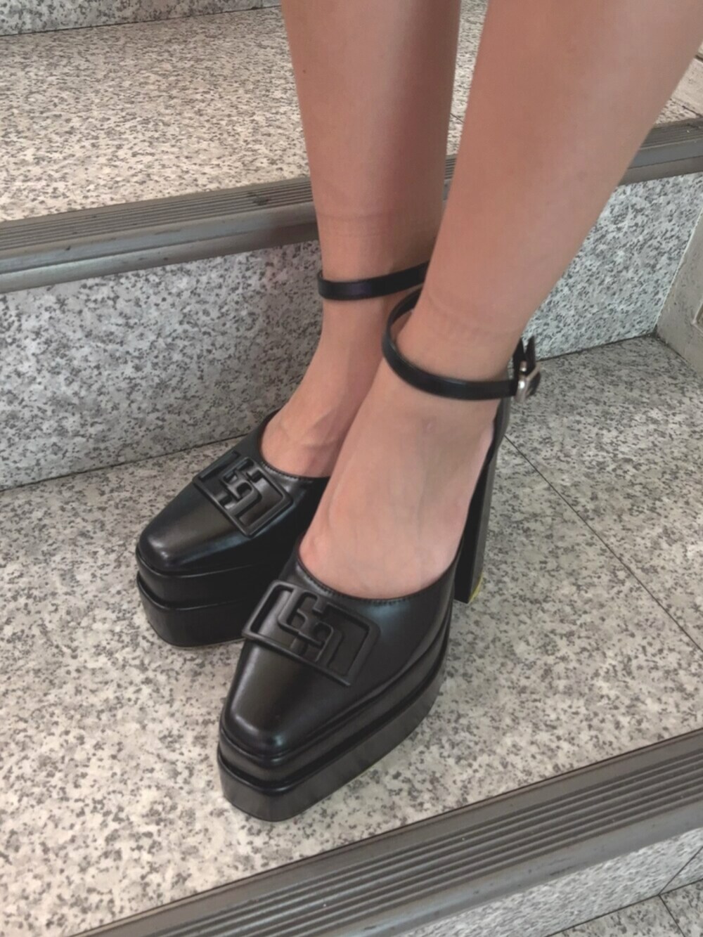 ブラック系のワンピース、ブラック系のパンプスを着用したレディースの秋コーディネートの5枚目の写真