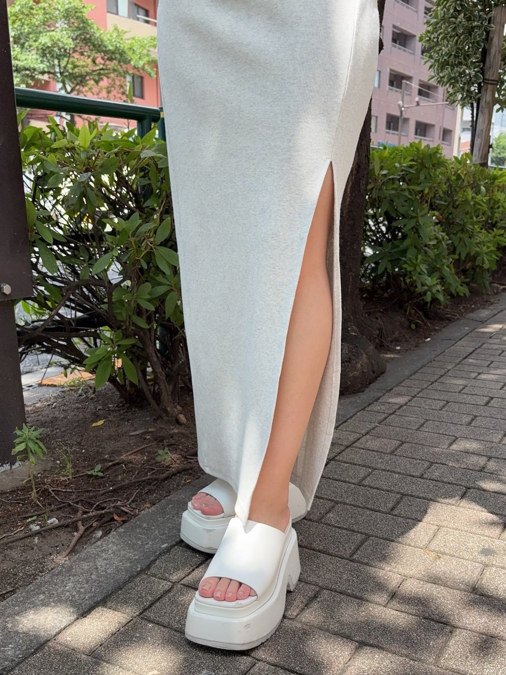 グレー系のワンピース、ホワイト系のサンダルを着用したレディースの夏コーディネートの5枚目の写真