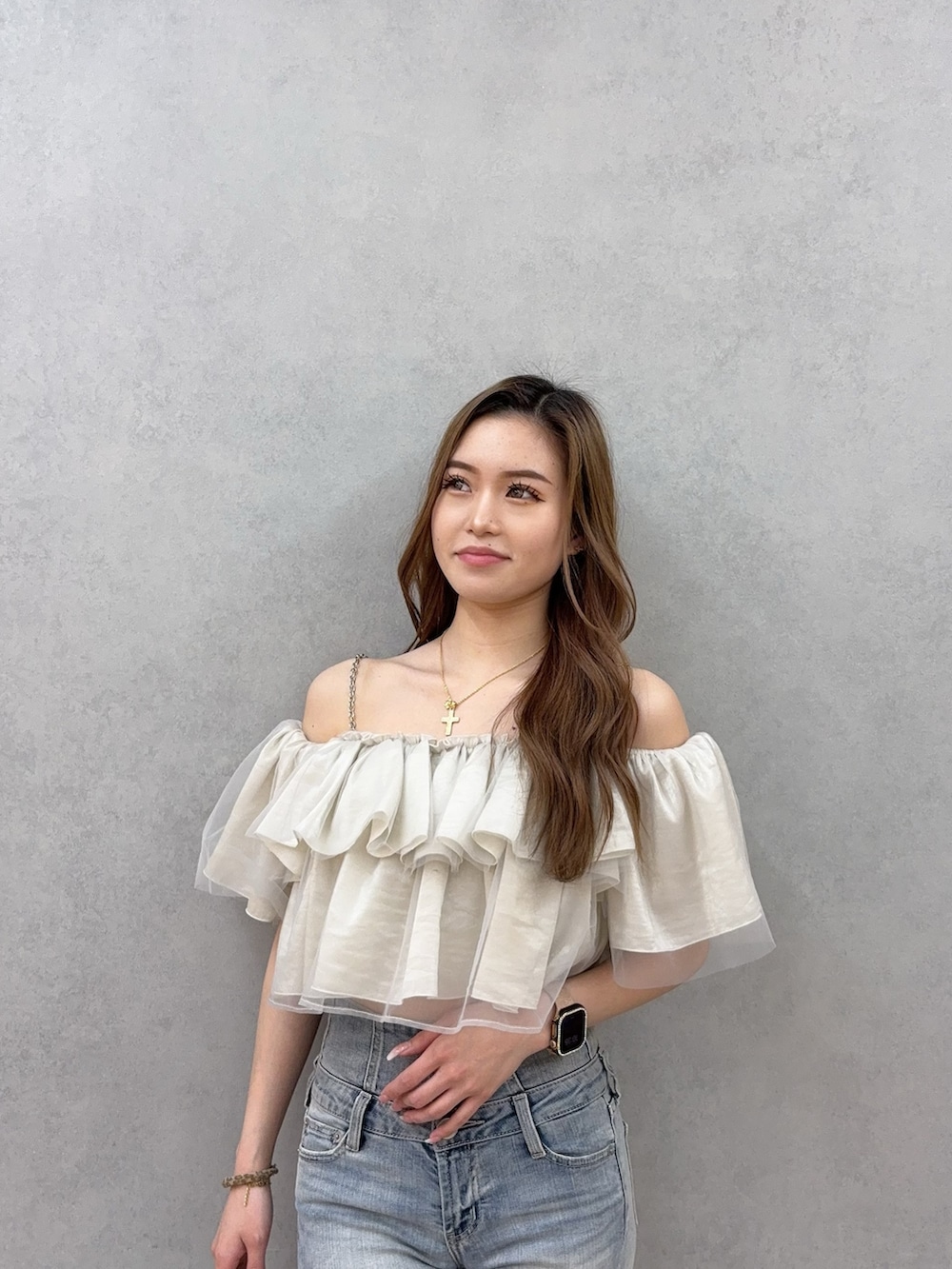 ベージュ系のシャツ/ブラウス、ブルー系のデニムパンツ、ホワイト系のサンダルを着用したレディースの夏コーディネートの4枚目の写真