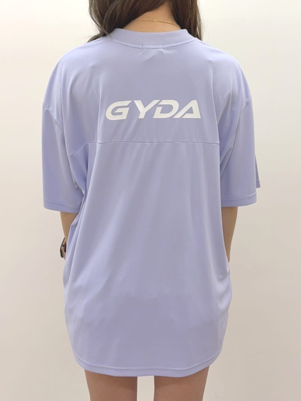 ホワイト系のサンダル、パープル系のTシャツ/カットソー、ホワイト系のその他パンツを着用したレディースの夏コーディネートの6枚目の写真