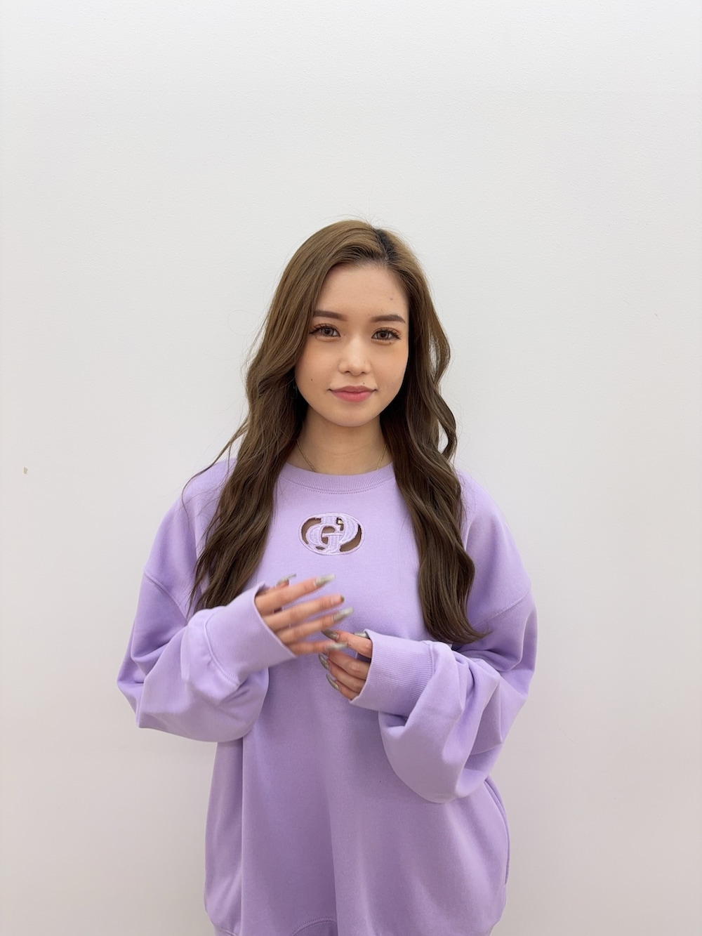 ブラック系のその他パンツ、ブラック系のサンダル、パープル系のスウェットを着用したレディースの夏コーディネートの4枚目の写真