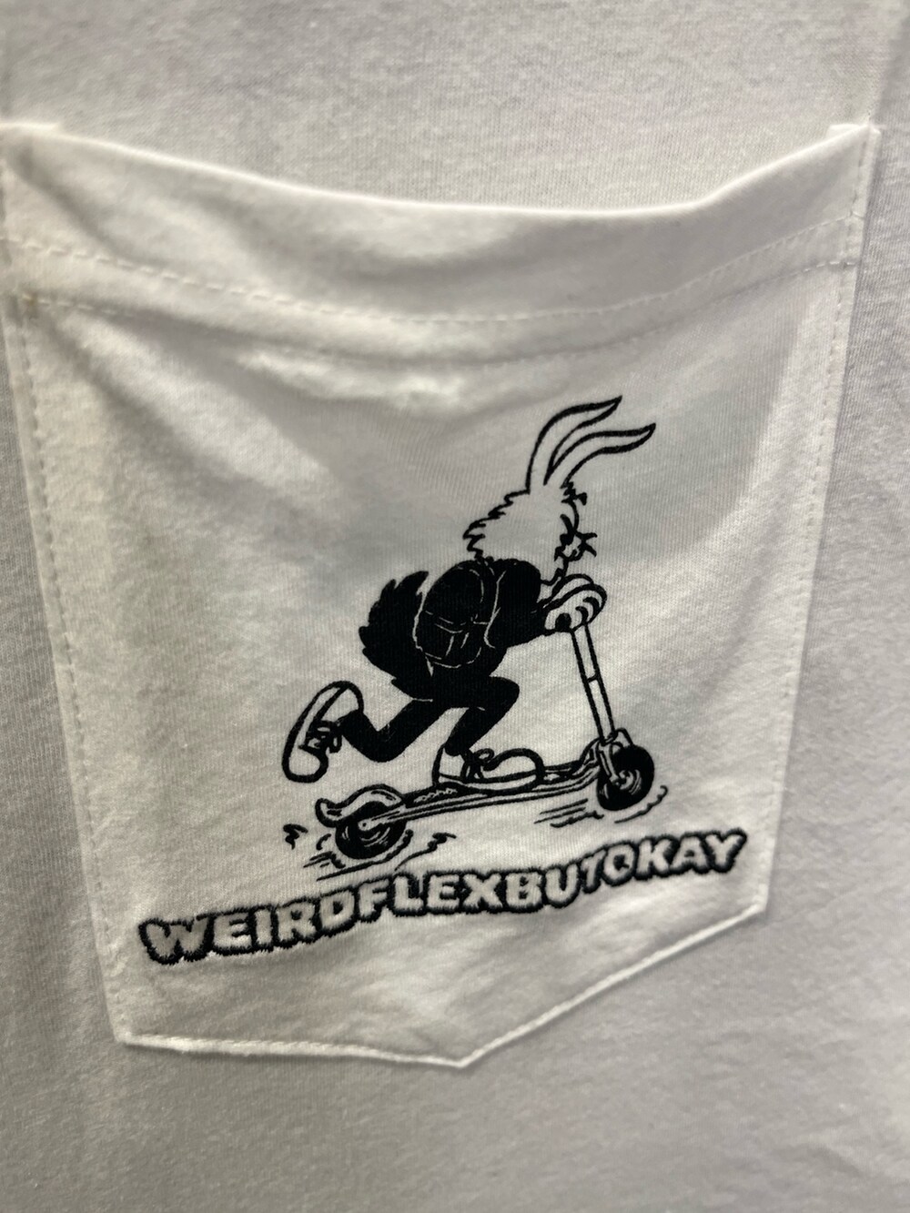 ホワイト系のTシャツ/カットソー、ブラック系のサンダル、ホワイト系のソックス/靴下を着用したレディースの夏コーディネートの5枚目の写真