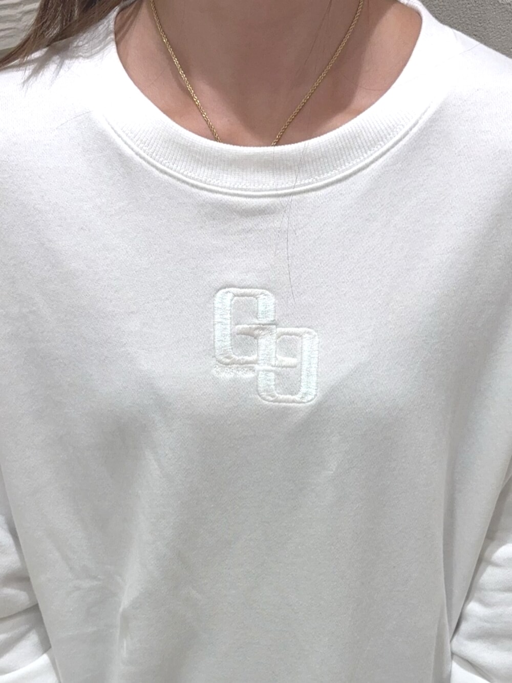 ブラック系のブーツ、ホワイト系のパーカーを着用したレディースの秋コーディネートの4枚目の写真