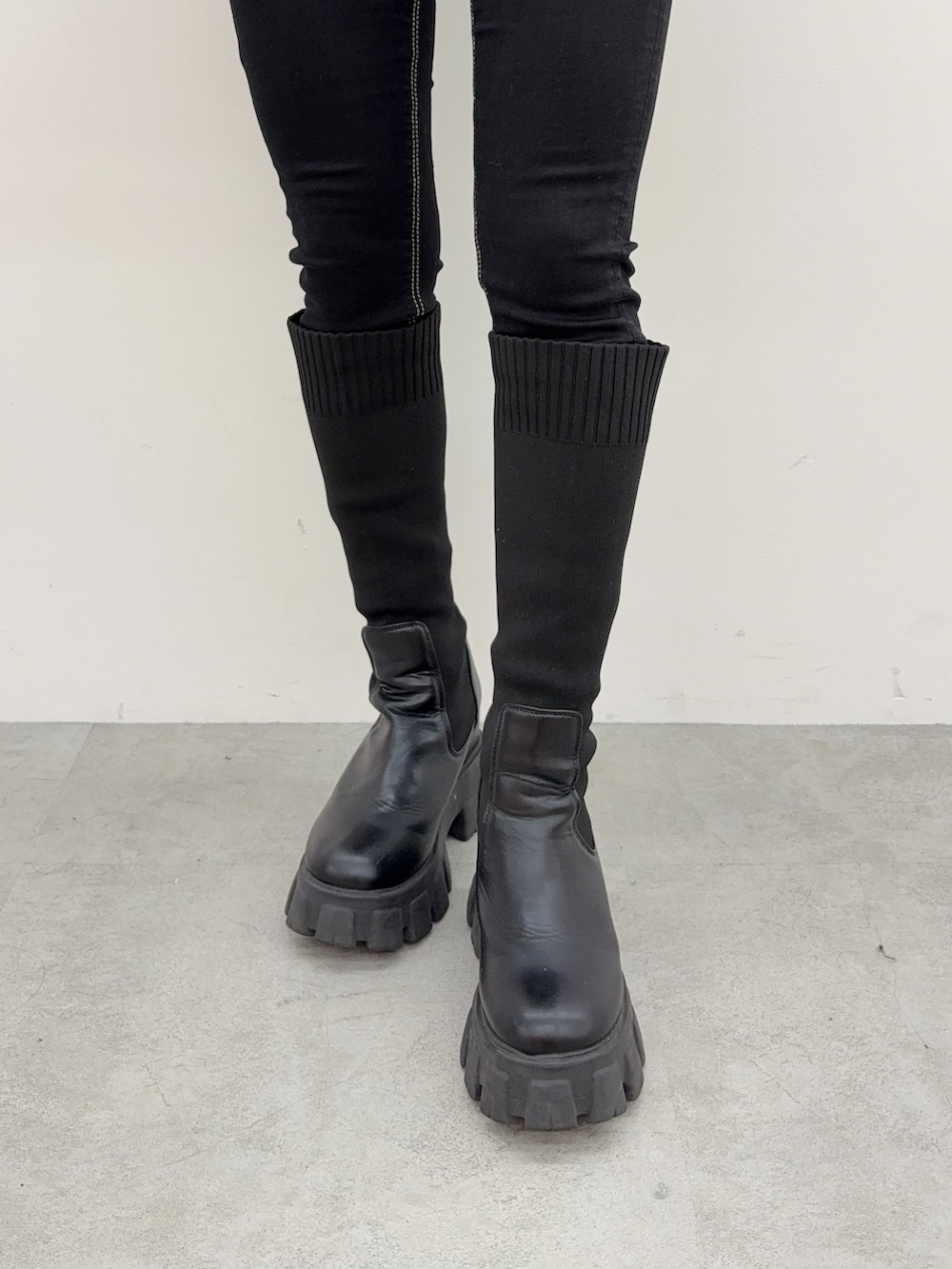 グレー系のTシャツ/カットソー、ブラック系のデニムパンツ、ブラック系のブーツを着用したレディースの秋コーディネートの5枚目の写真