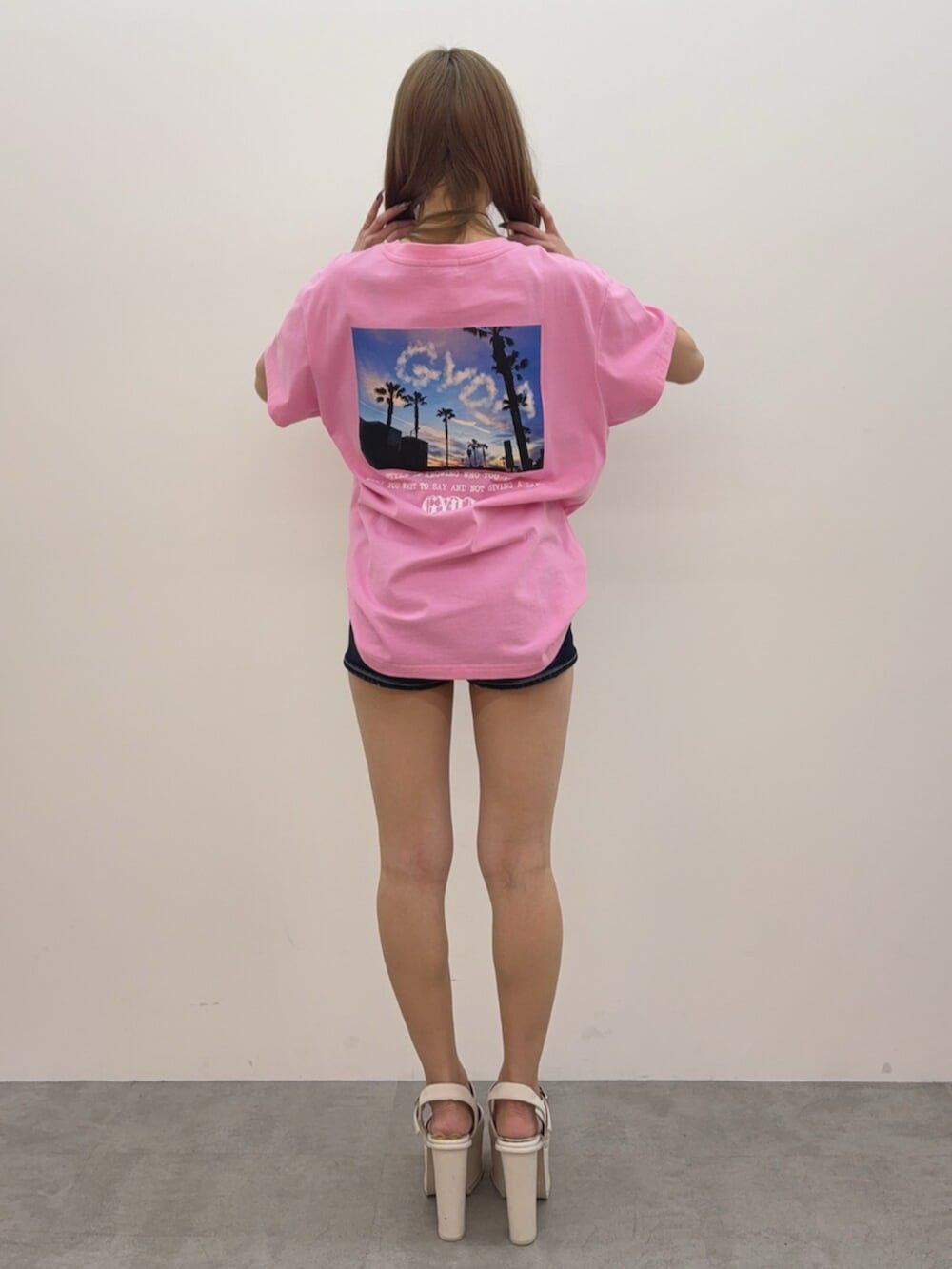 ピンク系のTシャツ/カットソー、ブルー系のデニムパンツ、ホワイト系のサンダルを着用したレディースの春コーディネートの3枚目の写真