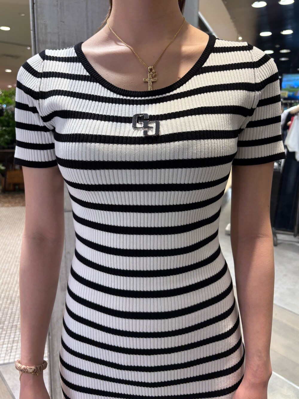 その他のワンピース、ブラック系のハンドバッグ、ホワイト系のサンダルを着用したレディースの春コーディネートの5枚目の写真