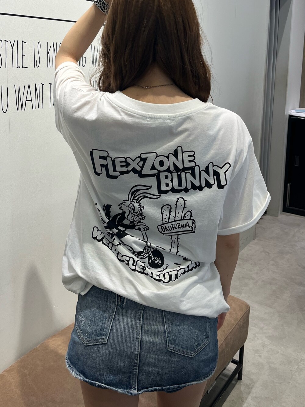 ホワイト系のTシャツ/カットソー、ブラック系のサンダル、ホワイト系のソックス/靴下を着用したレディースの夏コーディネートの4枚目の写真