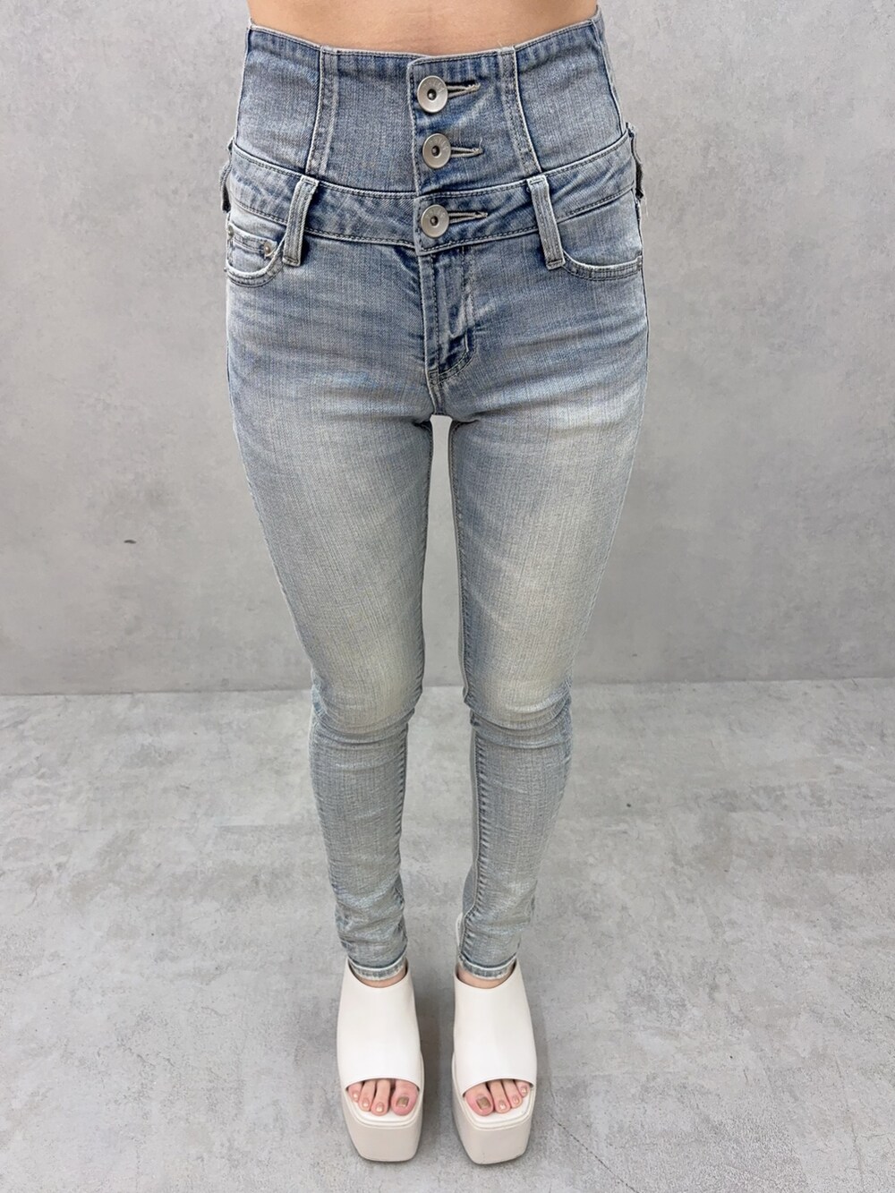 ホワイト系のパーカー、ブルー系のデニムパンツ、ホワイト系のサンダルを着用したレディースの夏コーディネートの6枚目の写真