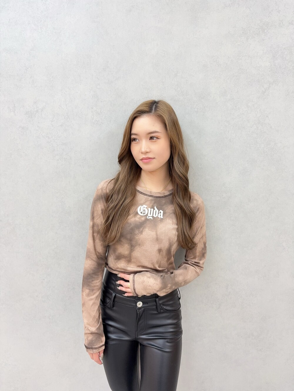 ブラック系のその他パンツ、ブラック系のサンダル、ブラウン系のTシャツ/カットソーを着用したレディースの夏コーディネートの4枚目の写真
