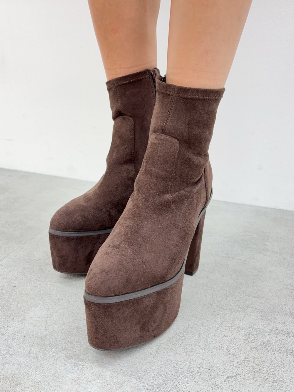 グリーン系のブルゾン、グリーン系のその他パンツ、ブラウン系のブーツを着用したレディースの秋コーディネートの5枚目の写真